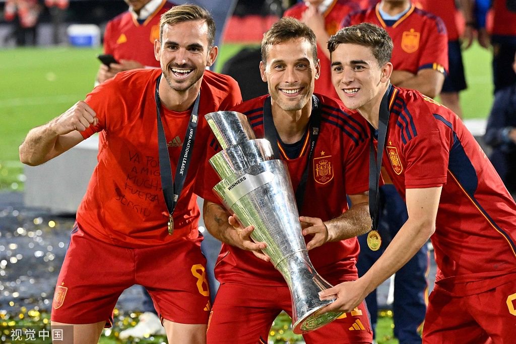 西班牙队备战俄罗斯队，双方实力相当