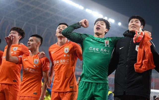 河南建业与山东鲁能的比拼引发球迷热议